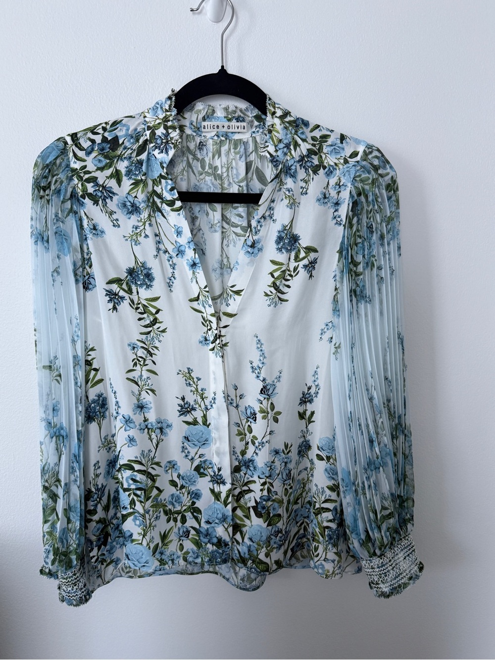 Alice + Olivia White Floral V-Neck Pleated Long-Sleeve Blouse
